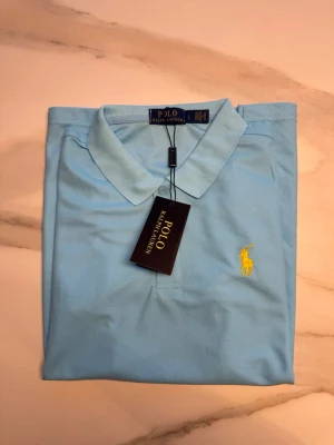 Ralph Lauren Piké - Ljusblå Ralph Lauren piké i storlek L som motsvarar 170-176cm. Kom privat med frågor eller prisförslag😊