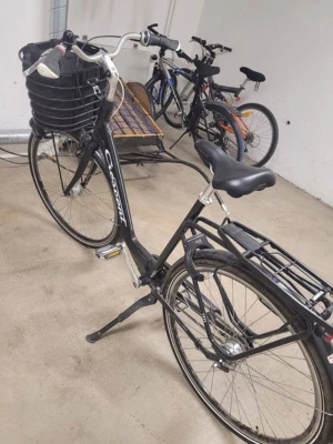 Svart Crescent Tova 7 växlar.  - Säljer en svart Crescent damcykel med klassisk ram, stor svart cykelkorg fram och pakethållare bak. Cykeln har bekvämt sadel, handbroms och fotbroms samt reflexer på hjulen. Perfekt för dig som vill ha en smidig cykel till vardags. 7 växlar med ramlås och 2 nycklar 