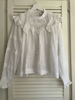 Vit Blus Neo Noir - Jag köpte denna blusen i samband med att jag slutade 9:an men sedan dess har den tyvärr inte kommit till användning så jag säljer den nu. Köptes på pondus för 749kr