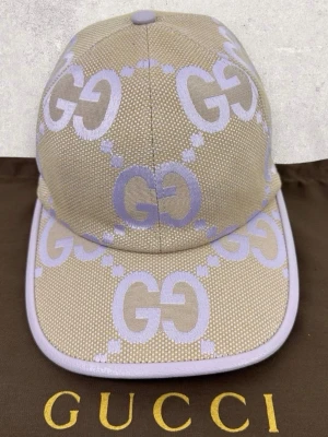 Gucci GG jumbo keps (UNIK) - Kikar intresset på denna unika gucci jumbo keps, ända till försäljning i sverige just nu! Väldigt fint skick, använd 2 gånger. Till 100% autentisk