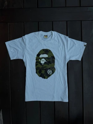 Bape T-shirt Camo - Storlek M                                                                           Inga tecken på användning                                          Skickar samma dag                                                         Pris ej hugget i sten :)