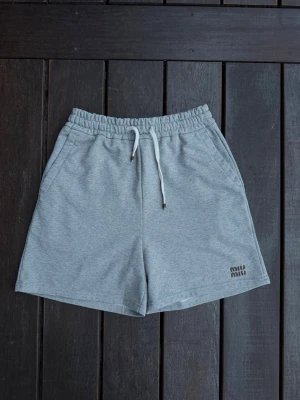 Miu Miu Shorts  - Storlek M                                                                           Korta i benen                                                                    Inga tecken på användning                                          Pris ej hugget i sten :)