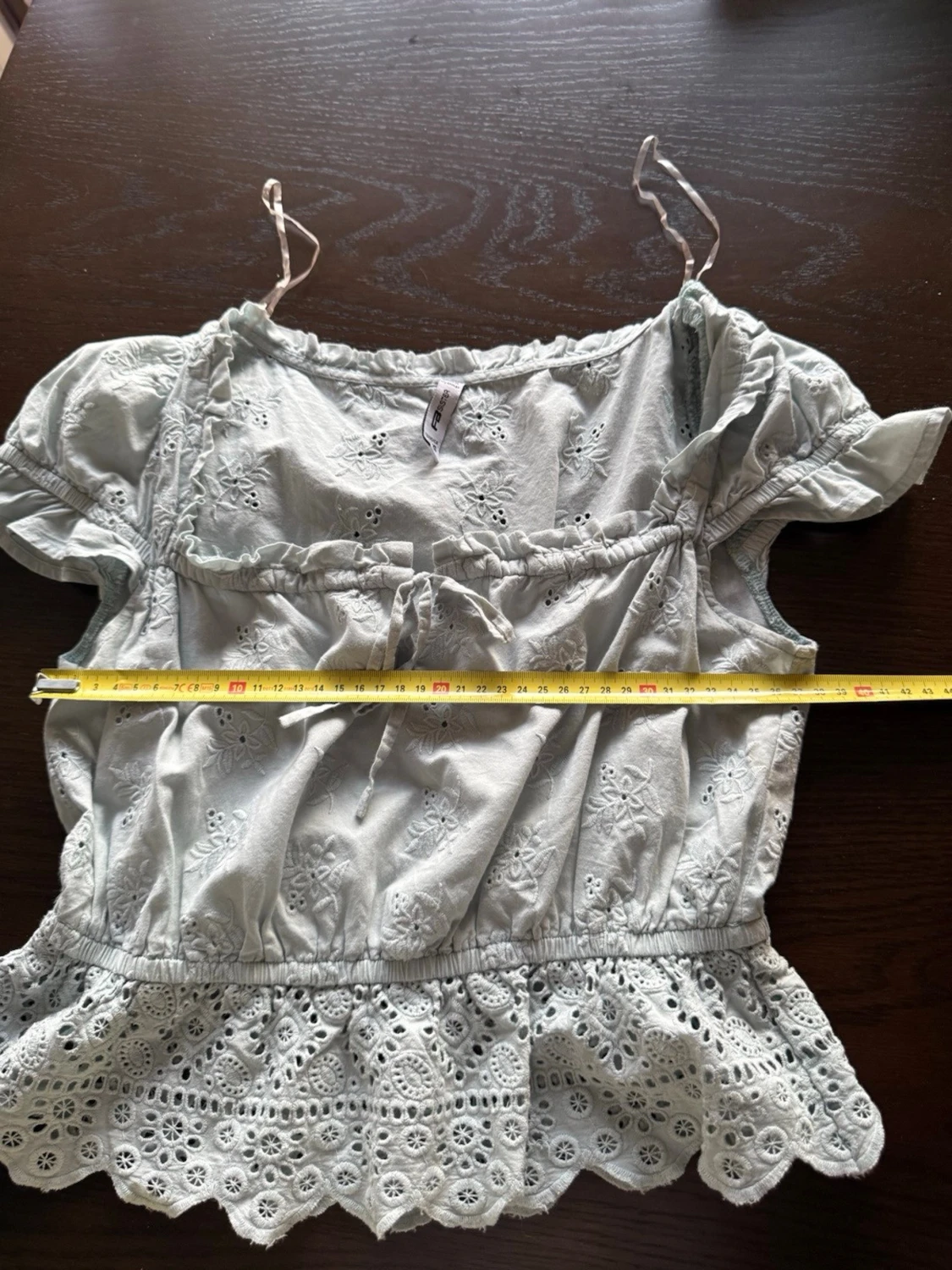 Ljusblå broderad blus med volang - 3