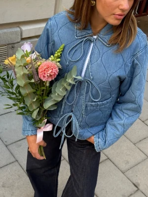 Mabel jeansjacka från Meetmethere - Helt ny, aldrig använd. Ordinarie pris 999kr. Storlek xxs-xs men passar mig som vanligtvis har S/M