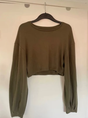 långärmad tröja - cropped långärmad tröja, lite nopprig men inga defekter