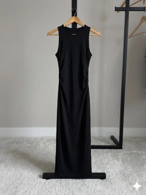 Svart ärmlös långklänning - Helt ny oanvänd klänning i storlek XS. Ungefär 123cm lång. Ej genomskinlig