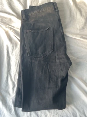 Svarta jeans - Säljer ett par svarta straight leg jeans i storlek 31 W och 34 L . Jeansen har normal midja och är bra tillverkade med ett bekväm denimtyg. Perfekta för dig som gillar en clean och enkel stil. Hör av dig om du har några frågor!