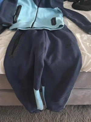Nike tech - Säljer Nike tech som är köpt i Nike butik självklart äkta barn storlek 147/158 (L)