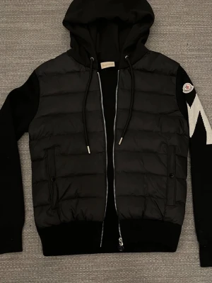 Moncler cardigan  - Moncler cardigan, som ny. Går att scanna.