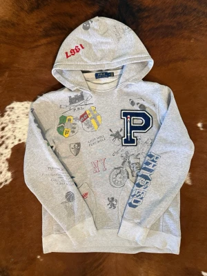 Polo RalphLauren hoodie - Tjena! Säljer denna riktigt feta RalphLauren hoodien: nypris-cirka 2700kr: modellen på bild 2 är 187cm/87kg ish: storlek M: hör av dig vid funderingar!🙌