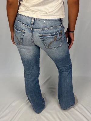 Lågmidjade jeans - Supersnygga lågmidjade jeans | Storlek 30/32 | Jättefint skick! Litet hål (bild 5) | Jag är 168cm lång och väger 60kg | Mått: Ytterbenslängd: 99cm. Midjebredd: 40cm. Lårbredd: 26cm. Fotöppning: 23cm. Kontakta mig vid fler frågor eller funderingar!💗