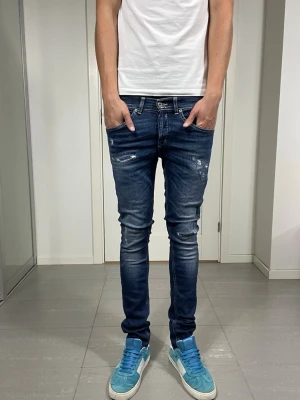 Dondup George Jeans - Säljer nu dessa Dondup George Jeans med snygga slitningar i populär design, mått ca 36,5-37 samt 105 cm. skriv för fler bilder/frågor🙌🏼