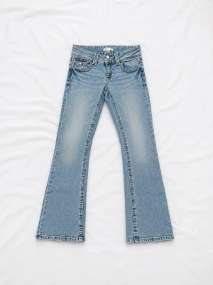 Blå bootcut jeans från Gina Tricot - Säljer ett par ljusblå bootcut jeans från Gina Tricot med två knappar framtill och klassiska fickor. Jeansen har utsvängda ben och snygga slitningar på låren. Perfekta för en trendig och avslappnad look.