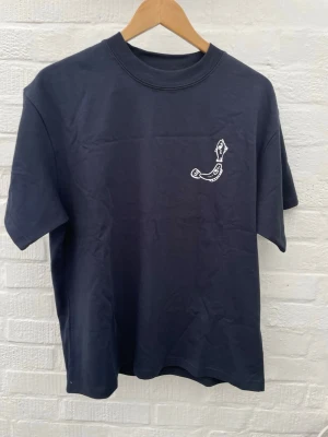 Jacquemus t-shirt - Snygg marinblå  t-shirt från Jacquemus. Tröjan är helt ny med lappen kvar. Inga defekter. Mått: Längd: 68 Axelbredd: 52