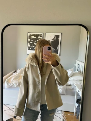 Beige kappa med fuskpäls - Superfin beige kappa från Gina Tricot Young 14+. Knappt använd🤍 Fuskpälsen på luvan är avtagbar (Liten i storleken) Nypris: 499kr