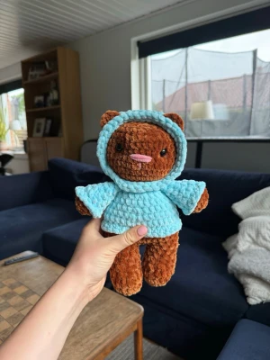 Virkad nalle - Virkad nalle med blå/turkos hoodie💙 OBS: Innehåller säkerhetsögon som ej är rekommenderade för barn under 3 år!