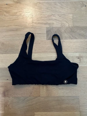 Topp Indigo Luna  - Topp - Indigo Luna. Magiskt skönt material. Använt fåtalet gånger och i väldigt fint skick. Storlek S. Utgått från platsen jag beställde den ifrån. 