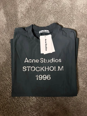 Acne Studios t-shirt - Fet mörkblå acne tisha. Storlek S. Helt ny med tags. 100% bomull. Hör av er vid minsta lilla! Kan gå ner i pris vid snabb affär☀️🫛