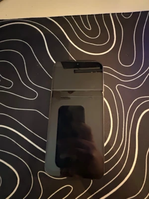 Samsung Galaxy svart Android-telefon - Snygg svart Samsung Galaxy med stilren design och glasbaksida. Telefonen har tre kameror på baksidan och en stor skärm på framsidan. Perfekt för dig som gillar en stilren telefon och vill ha en modern mobil med bra prestanda och cool look.