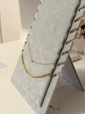 Halsbands ställ  - Ett fint smyckesställ. Perfekt för att inte behöva ha sina halsband ihoptrasslade hela tiden