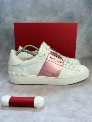 Valentino Open Skor - Stl 40 - Fina Valentino skor i rosa, perfekt nu på sommaren! 🌷🏖️ | Mycket bra skick: 9/10 | Storlek: 40 | Ingår: Skorna, Skobox, Extra Skosnörren | Nypris: Ca 7000kr | Självklart äkta.  Hör av dig vid frågor! 🙌🏖️