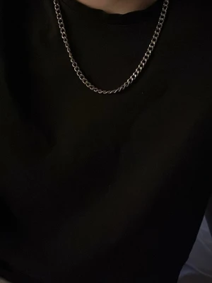 Silverfärgat kedjehalsband - Stilrent halsband i silverfärgad metall med klassisk kedjelänk. Perfekt för att ge en cool touch till din outfit. Halsbandet har ett enkelt lås och passar både till t-shirt och skjorta. Är i rostfritt stål så man kan duscha och bada med det hur mycket man vill