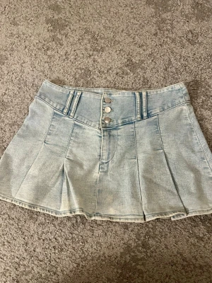 Jeans kjol från Divided 🌸 - Säljer denna galet snygga kjol från Divided! Den är otroligt skön att ha på sig! Passar så bra till sommaren ! Den är i storlek S och ska sitta low-waist! Galet snygg! 🤩 Den är i topp skick ! ❤️