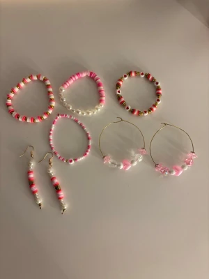 Söta armband med pärlor och hjärtan - Fina armband i rosa, vitt och guld med plastpärlor och små hjärtan. Några armband har vita pärlor, andra har platta pärlor i olika rosa nyanser och guldiga detaljer. Perfekta för att ge din outfit en gullig och färgglad touch. Perfekt till alla hjärtans dag 💘 