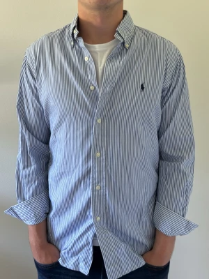 Ralph Lauren Skjorta - - Condition: 8/10 - Color: Blue/White - Size: M