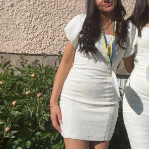Studentklänning - Säljer min student klänning som är använd 1 gång. Armarna går att bära både uppe och nere som en off shoulder🤍skriv vid intresse 