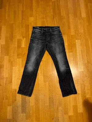 Baggy / straight jeans  - Sjukt snygga G-Star jeans, som jag tyvärr inte längre använder 🙏 köpta på secondhand men är i fint skick 💕 W: 30, L:32 priset kan diskuteras vid snabb försäljning. Ifall fler bilder med byxan på behövs eller mått är det bara att skriva 🙌