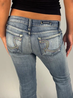 Rock & Republic Jeans - Rock & Republic Jeans | Size: 29 | Väldigt Fint skick! | Jag är 168cm lång och väger 60kg | Mått: Ytterbenslängd: 100cm. Midjebredd: 43cm. Lårbredd: 28cm. Fotöppning: 26cm. Kontakta mig vid fler frågor eller funderingar!💓