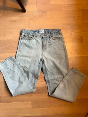 Ljusblå raka jeans från Weekday - Säljer ett par ljusblå jeans från Weekday med rak passform och klassisk femficksdesign. Jeansen har normal midja och är tillverkade i ett slitstarkt bomullsmaterial. Perfekta för en avslappnad och trendig look.