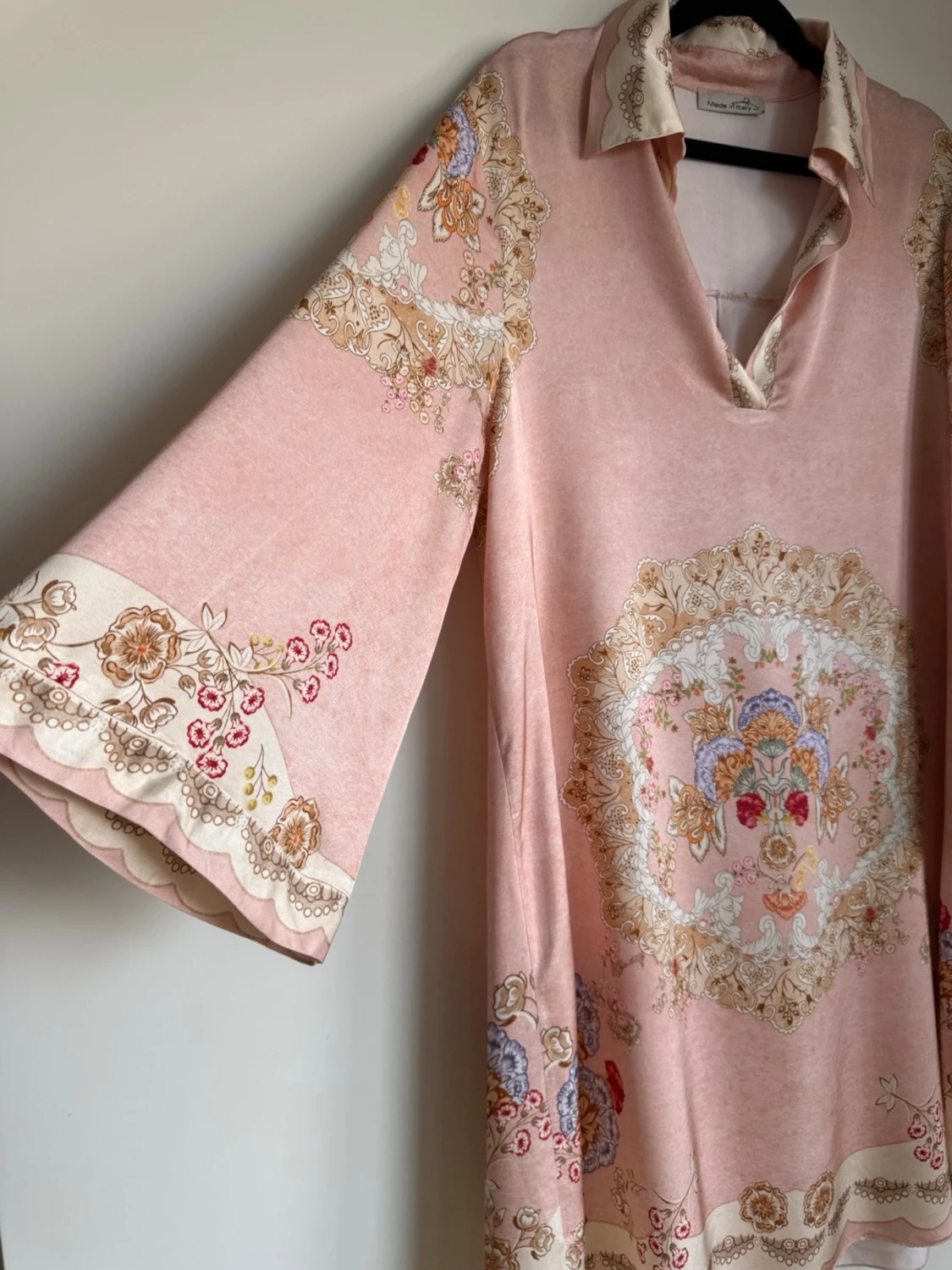 Rosa bohemisk klänning med mönster - 1