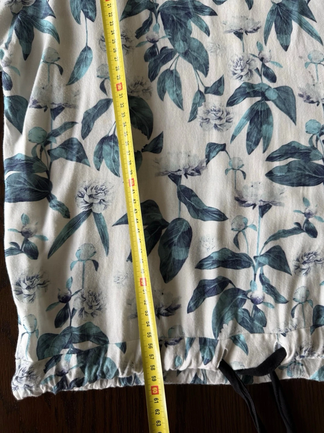Blommig långärmad blus med dragsko - 2