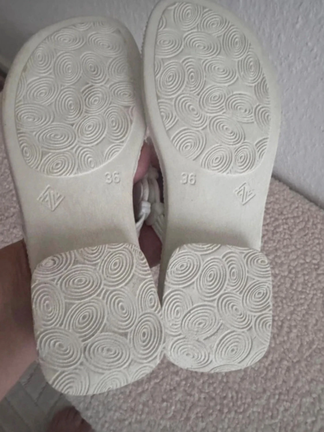 Nya. Vita sandaler med pärldetaljer - 3
