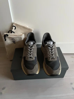 C.QP skor - Snygga sneakers från C.QP i grå mocka och svart mesh. I ny skick