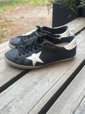 Golden goose skor - Säljer mina Golden Goose. Ganska slitna men det finns säkert någon som kan ge dem lite liv igen. Hör av dig om du är intresserad. Kolla bilder 