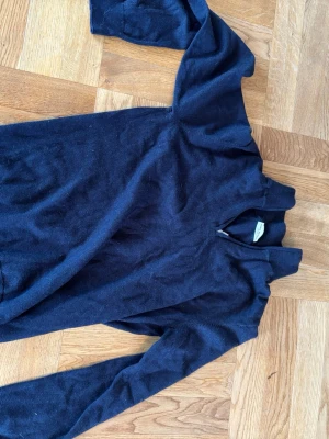 Mörkblå stickad tröja John Henric - Mörkblå stickad tröja från John Henric med hög krage och half zip-dragkedja. Super najs o ha över en skjorta på typ en sommarkväll