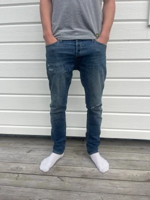 Jack & Jones blå jeans med slitningar - Bra skick, stilrena och sköna jeans. Storlek 32/32. Det är bara att skriva om ni har frågor!