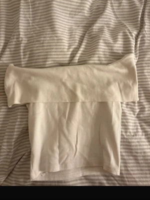 Vit off shoulder topp - Vit topp ifrån Gina Tricot i storlek S. Aldrig använd