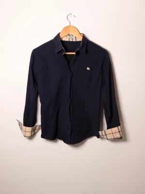 Burberry skjorta -  Burberry skjorta, Storlek XXS (XL barn), Skick 8/10.  Hojta till vid frågor eller funderingar så bemöter vi dig snabbt och professionellt.  /Team Trovata 💛 