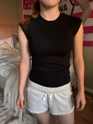 Svart zara topp - Svart zara topp med halvskurma ärmar som också passar XS. Aldrig använd