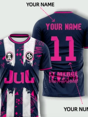 Mörkblå och vit fotbollströja JUL - Unik fotbollströja i mörkblått och vitt med rosa detaljer och tryck. Tröjan har rund hals, korta ärmar och grafiska mönster. Märket JUL syns tydligt framtill tillsammans med coola loggor och text på ryggen. Perfekt för dig som vill sticka ut på planen.