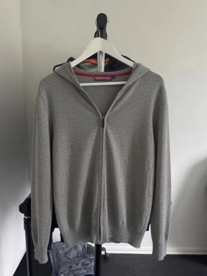 Zip Hoodie i kashmir - - Condition: 8/10, seg dragkedja - Color: Gray - Size: M - Material: 45% kashmir