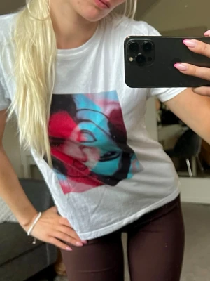 Vit t-shirt med tryck - Vit t-shirt med ett stort tryck fram💕💕