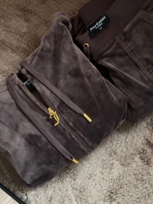 Brunt velourset från Juicy Couture - Byxor xs tröja s