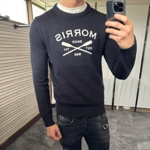 Stickad tröja med tryck - Mycket fint skick! Nypris ca 1500kr. Passar dig som är 180-185cm ungefär. Modellen är 185 cm, 75 kg. Skriv för mer information!🤝