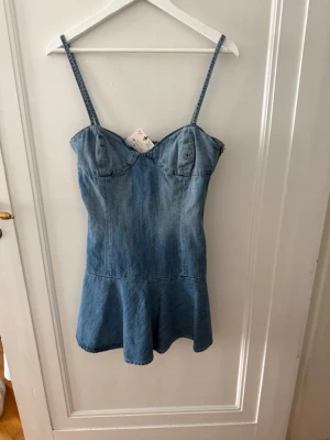 Zara klänning - Säljer denna Zara klänning. Den är aldrig använd och har prislappen kvar. Skriv vid frågor💗