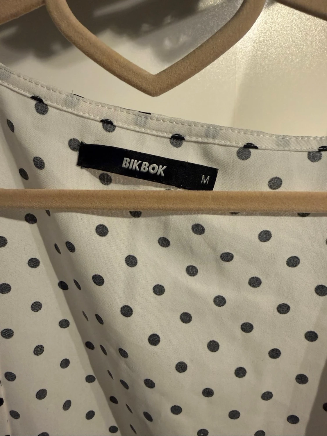 Vit prickig blus från BikBok - 1